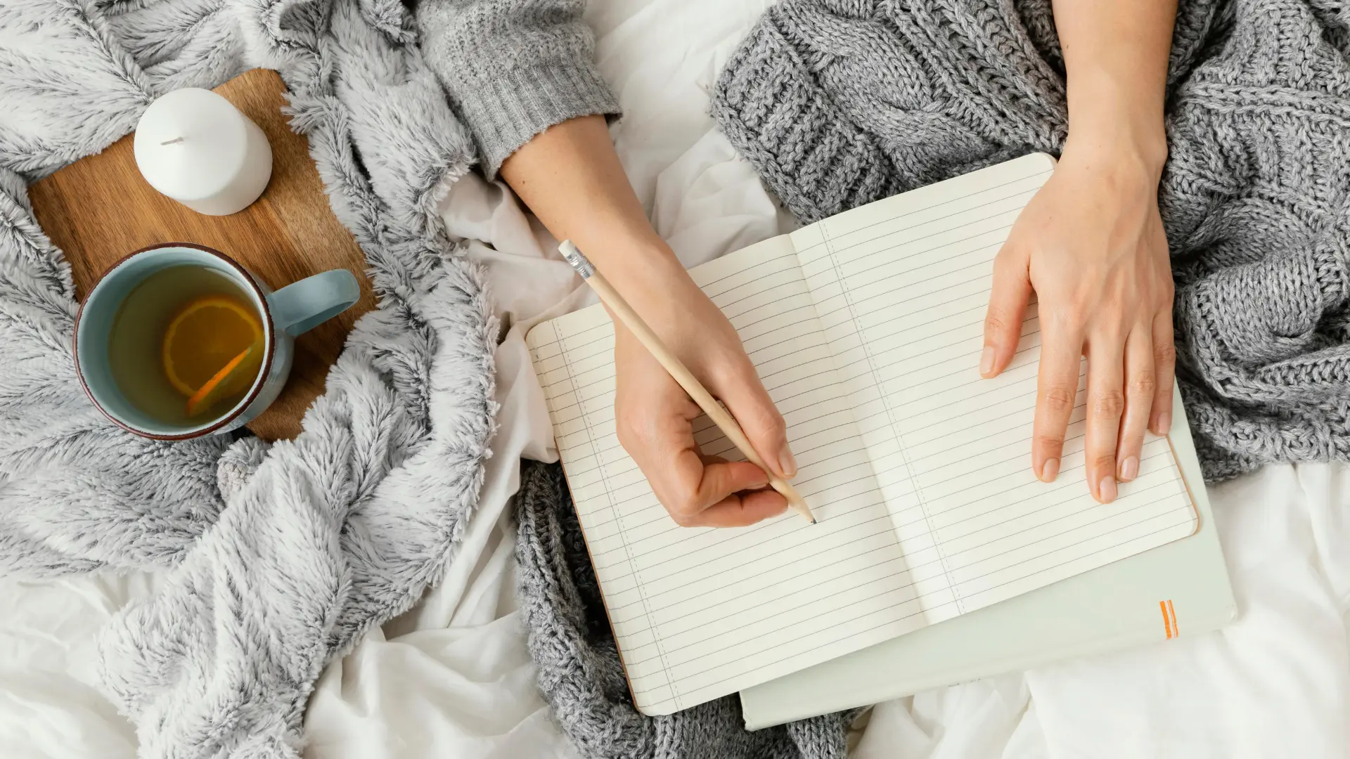 Manos Escribiendo Curso de Hipnosis Online Escuela de Hipnosis y Psicología