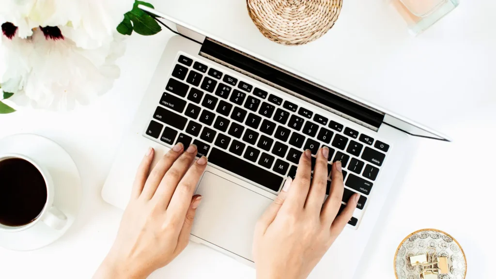 Manos en el Portátil Curso de Hipnosis Online Escuela de Hipnosis y Psicología
