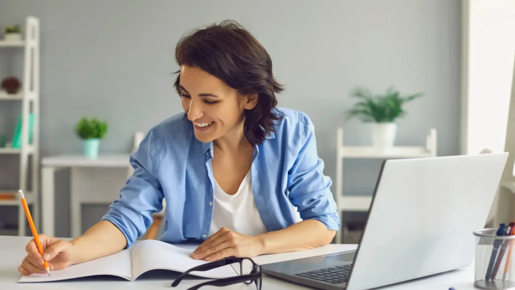 Mujer Estudiando Curso de Hipnosis Online Escuela de Hipnosis y Psicología